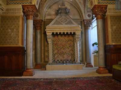 Arriviamo ora al piano nobile, il pi� ricco di simboli esoterici. La stanza che ci lascia pi� sbalorditi � sicuramente il �salone del camino�. Il camino, introdotto da due colonne parallele simbolo di dualit�, ricorda infatti moltissimo la conformazione di un tempio